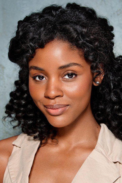Naomi Baker como Anika