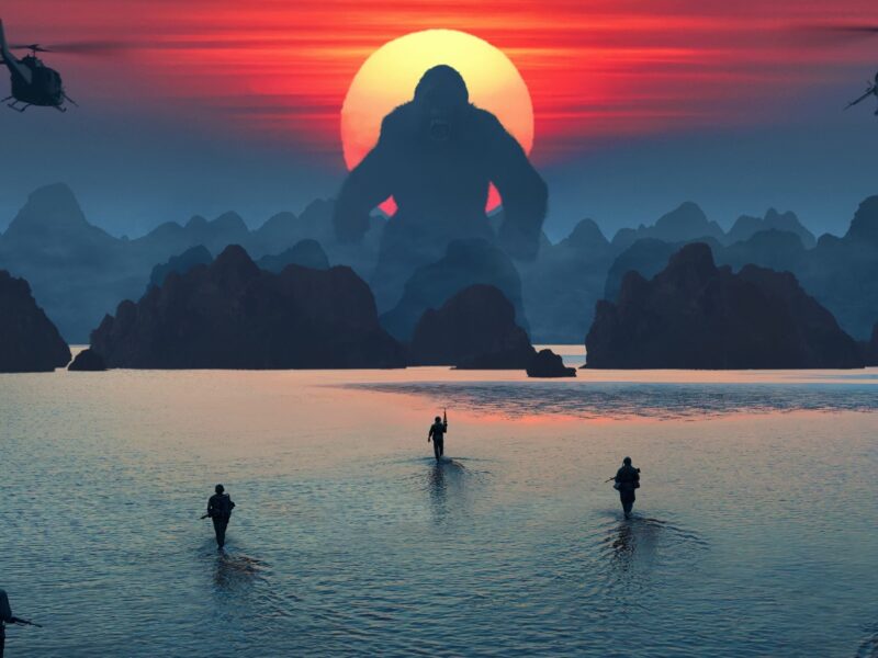 Kong: Ilha da Caveira é um festim visual de monstros que tropeça no próprio tom