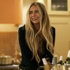Justine Lupe y Kristen Bell sonríen junto a la isla de una cocina en Nobody Wants This