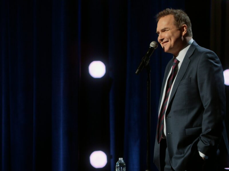 Norm: la storia di Norm Macdonald su Netflix, dal Weekend Update ai video girati dai fan