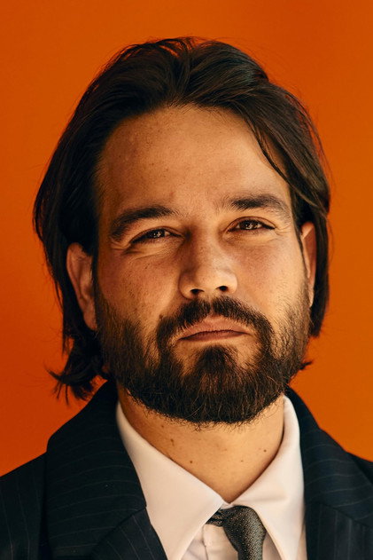 Daniel Zovatto como Greg Hannigan