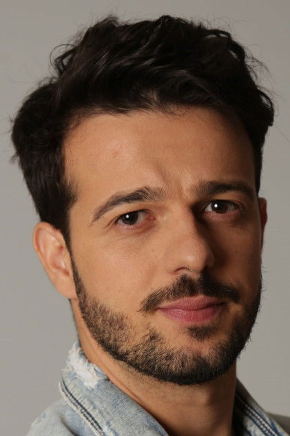 Fernando Tielve como Carlos