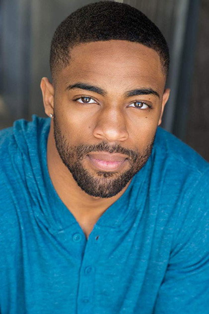 Phillip Mullings Jr. como Theo Burns