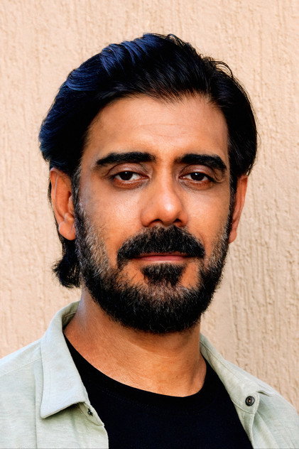 Saurabh Sachdeva como Ajit Mhatre