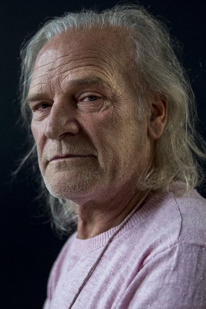 Lluís Homar в роли Logan