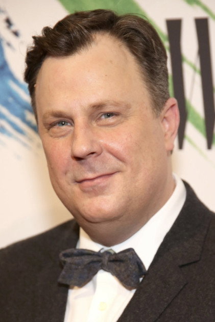 Brooks Ashmanskas como Stanley James