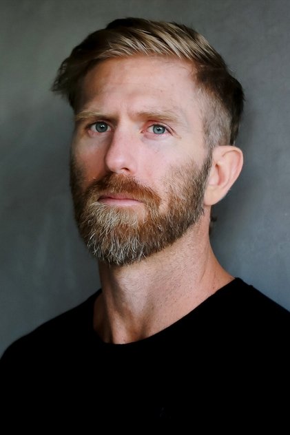 Kaiwi Lyman rolünde Officer Barnes