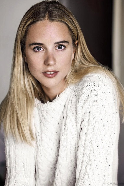 Carla Sehn como Caroline Dahl