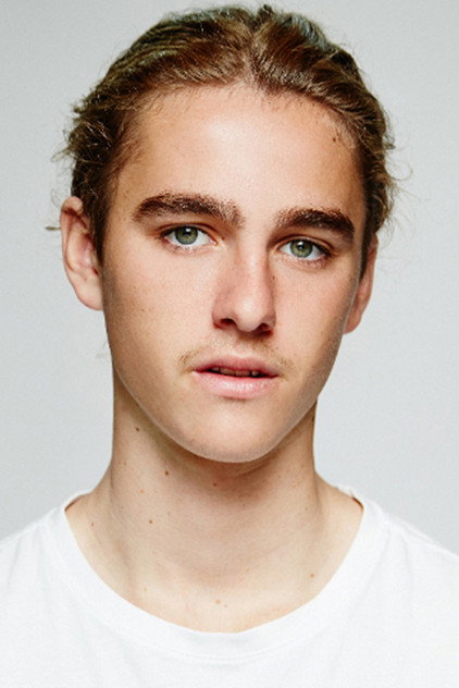Kai Lewins como Ari Gibson