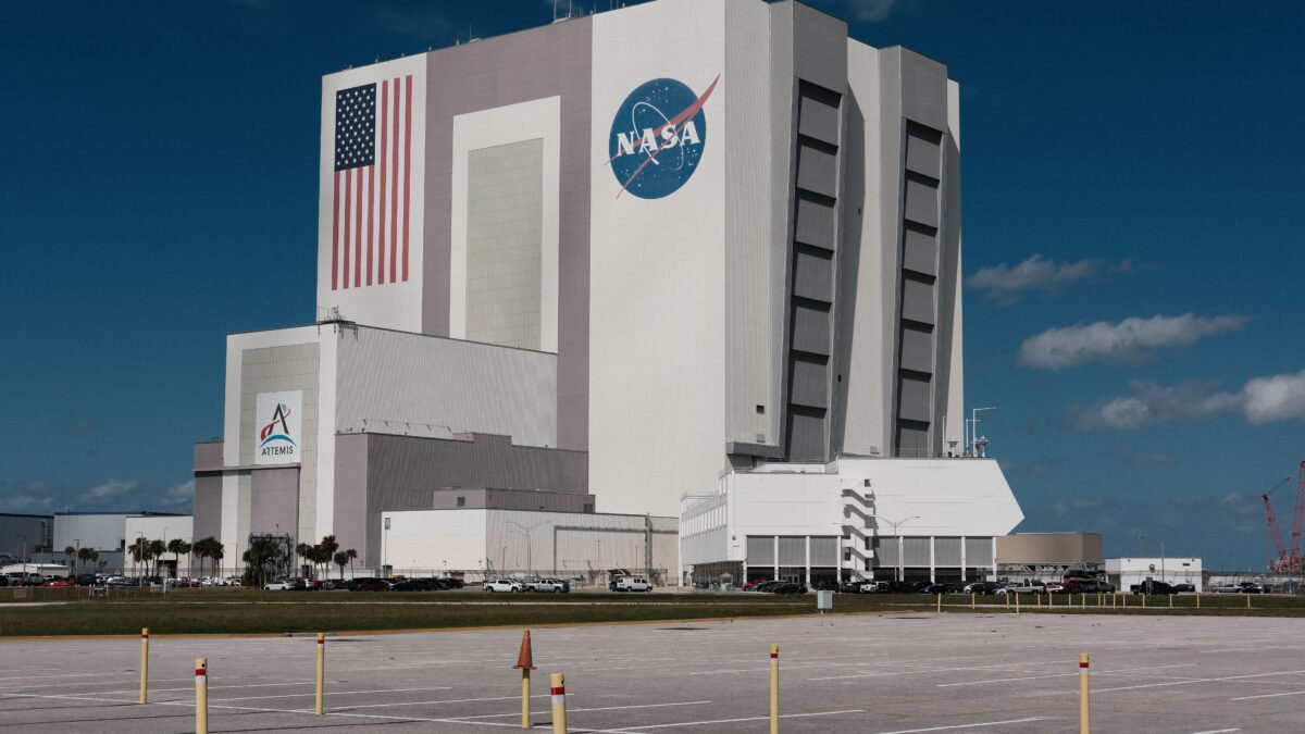 NASA и IBM выпустили бесплатный ИИ, определяющий водяной лёд на Луне на 22% точнее