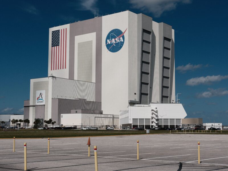 NASA e IBM lançam IA gratuita que detecta gelo de água na Lua com 22% mais de precisão