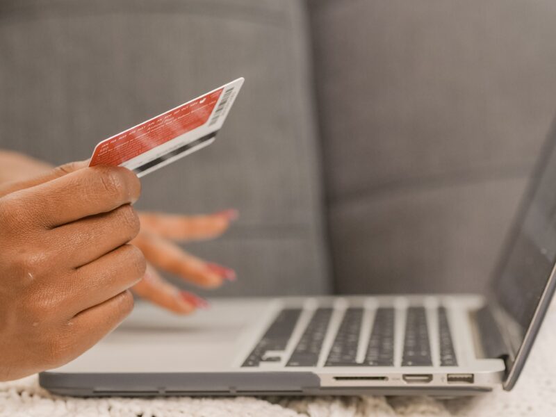 Shopify pozwala agentom AI złożyć zamówienie za ciebie, a Amazon wciąż ich blokuje