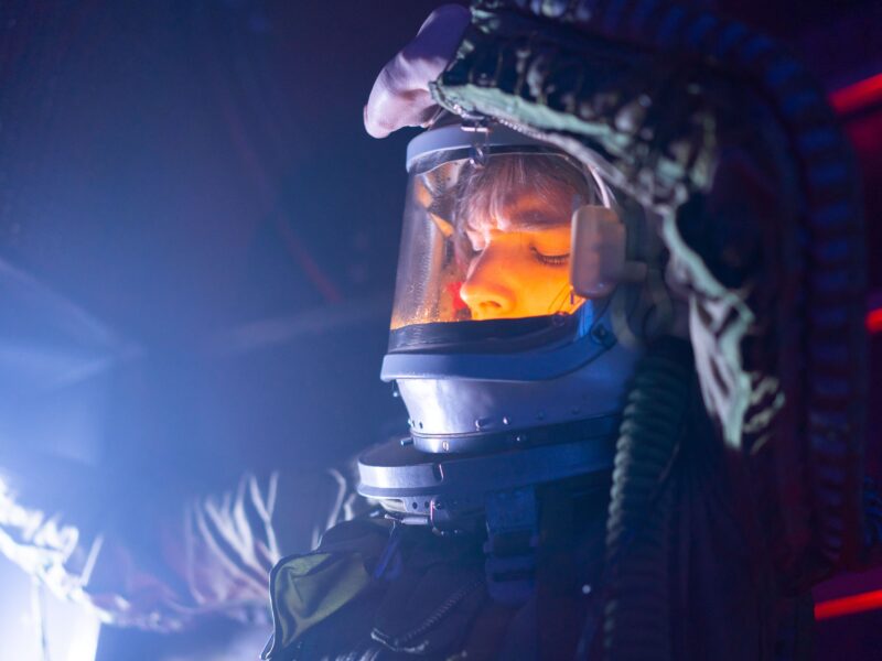 Sam Richardson faz ‘Into the Sky’ valer a pena — mas o roteiro fica para trás