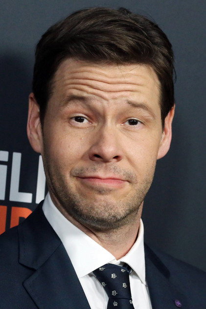 Ike Barinholtz como Brett