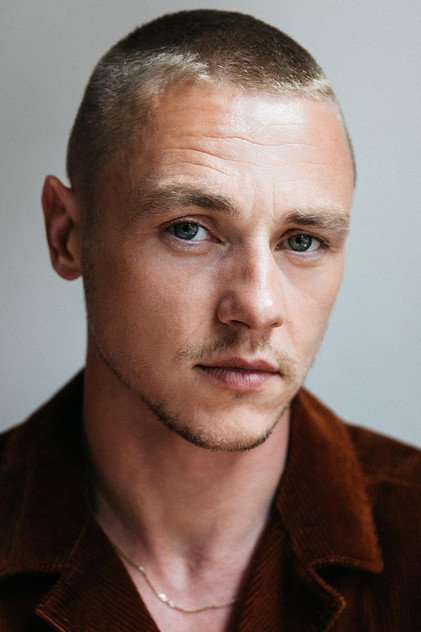 Ben Hardy como Seb