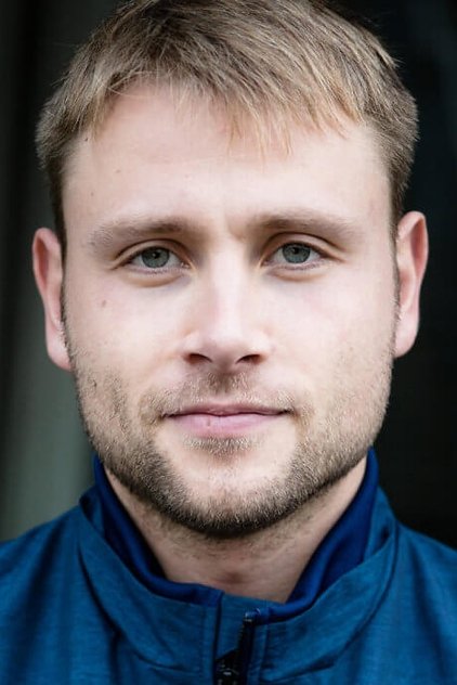 Max Riemelt como Mike Atlas