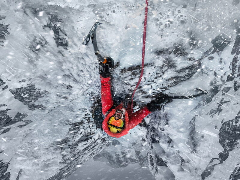 La última gran escalada: El K2 en invierno llega a Apple TV con la temporada que se llevó a Sergi Mingote