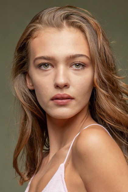 Melisa Döngel as Feride