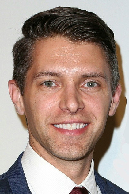Ryan Devlin como Aaron