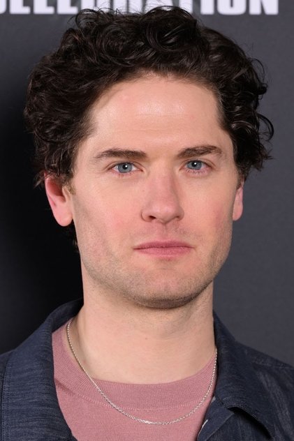 Kyle Soller în rolul lui Alfred Hillinghead