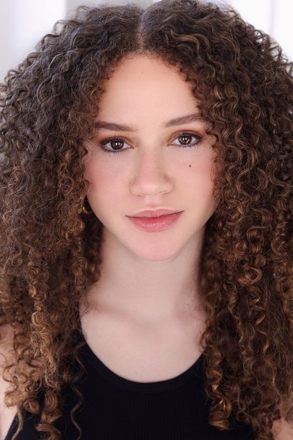 Chloe Coleman como Kira