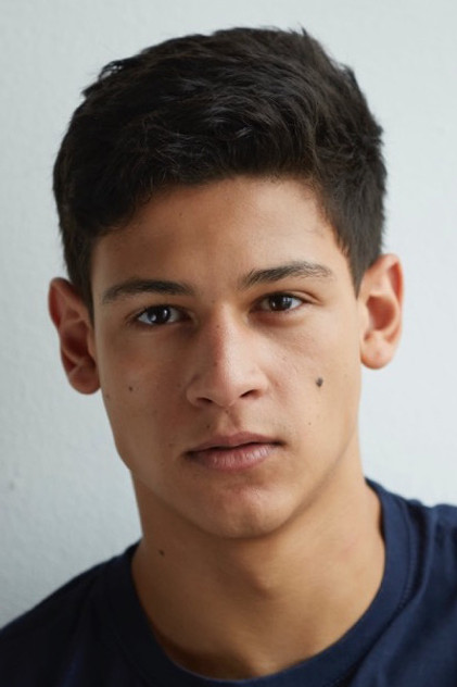 Emilio Sakraya como Octavio Bergmann