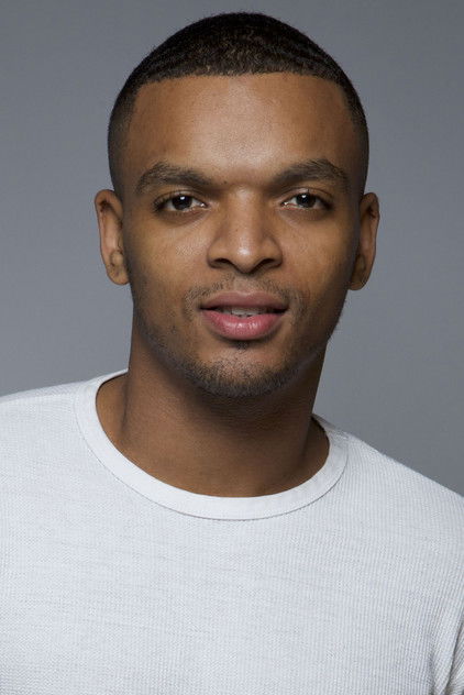 Myles Bullock dans le rôle de Renzo