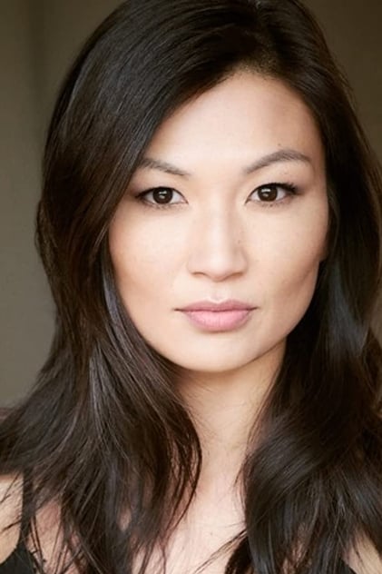 Michelle Krusiec como Gina