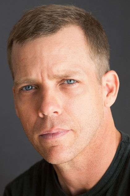 Tim Griffin como James
