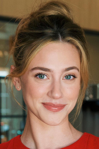 Lili Reinhart în rolul Olive Smith