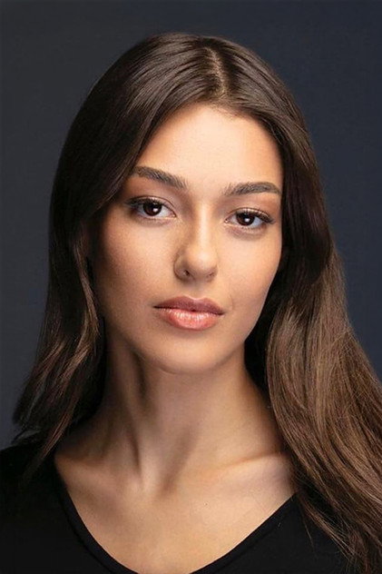 Dilan Çiçek Deniz as Defne