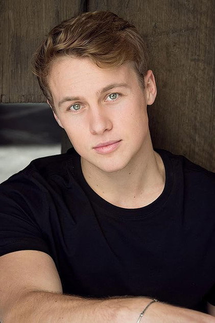 Josh MacQueen como Baxter Radic