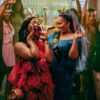 Netflix《单身多专家》：最爱单身的闺蜜突然订婚，迪内奥筹备开普敦单身派对