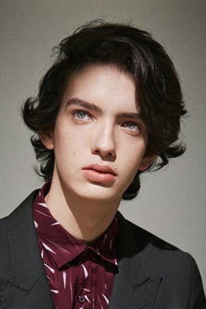Kodi Smit-McPhee en tant que Peter Gordon