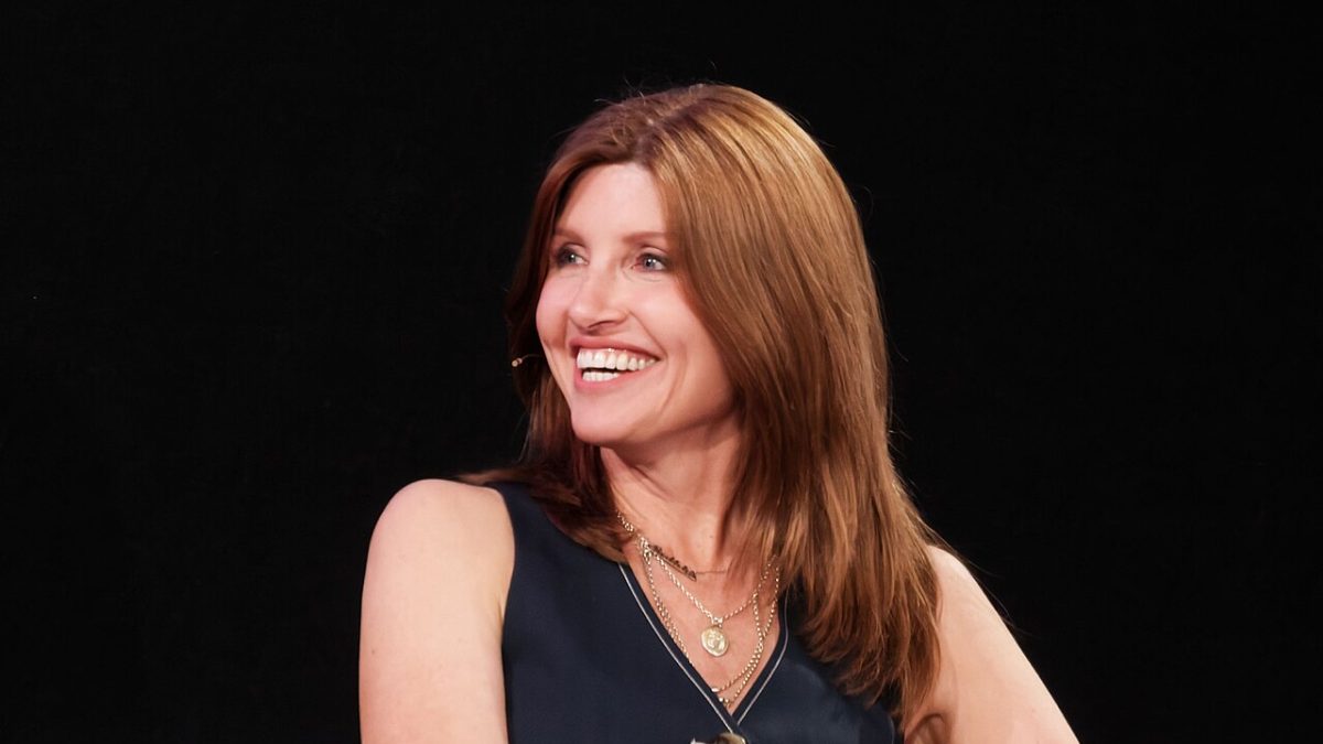Sharon Horgan: a escritora que transforma crises em comédia — e está ao vivo justo agora