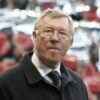 Sir Alex Ferguson en el cesped de Old Trafford, con las gradas rojas al fondo, antes de la semifinal de la Champions League de 2009