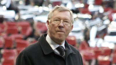 Sir Alex Ferguson en el cesped de Old Trafford, con las gradas rojas al fondo, antes de la semifinal de la Champions League de 2009