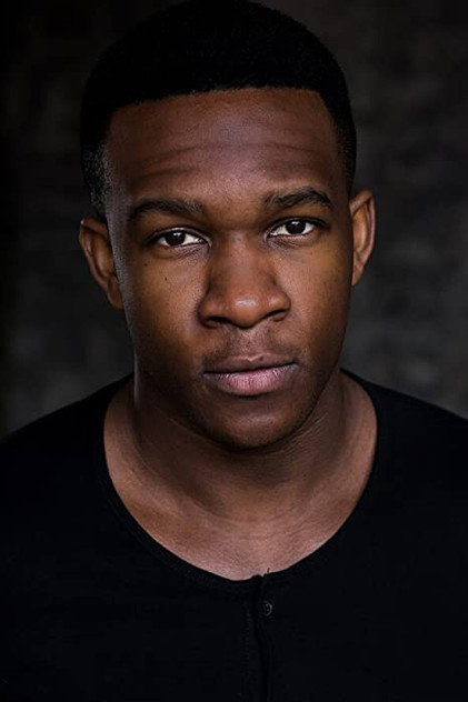 Osy Ikhile como Carter Spence