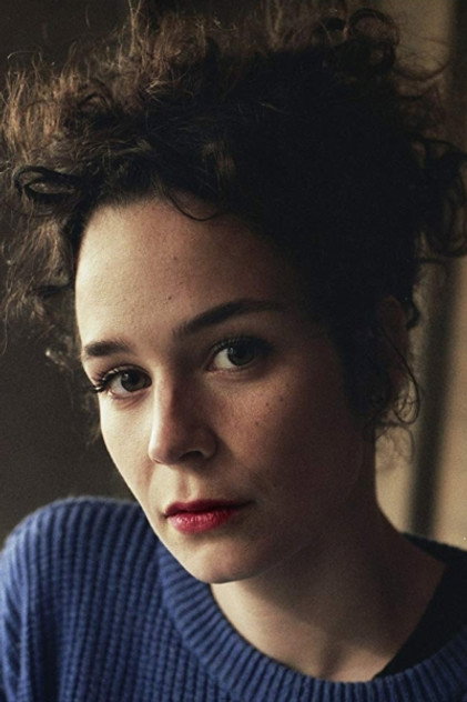 Daphne Wellens dans le rôle de Laura