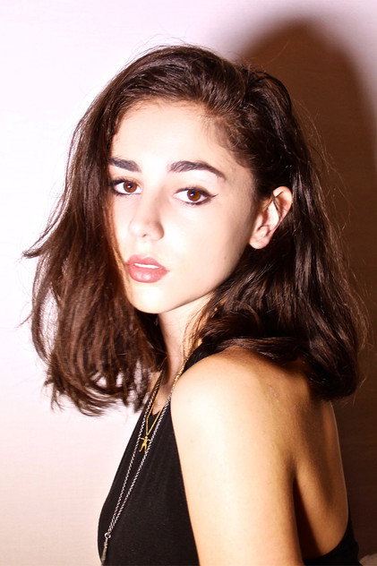 Samia Finnerty como Esther