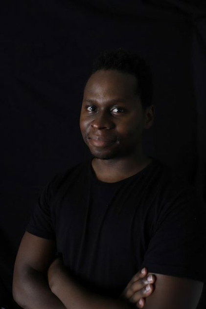 Sne Dladla as Geoffrey le reporter / Maire Sikazwe (voice)