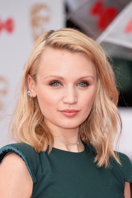 Emily Berrington como Charlotte