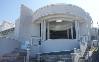 Tate St Ives: Gözde İlkin trasforma le lenzuola di famiglia in onde che ricordano le donne