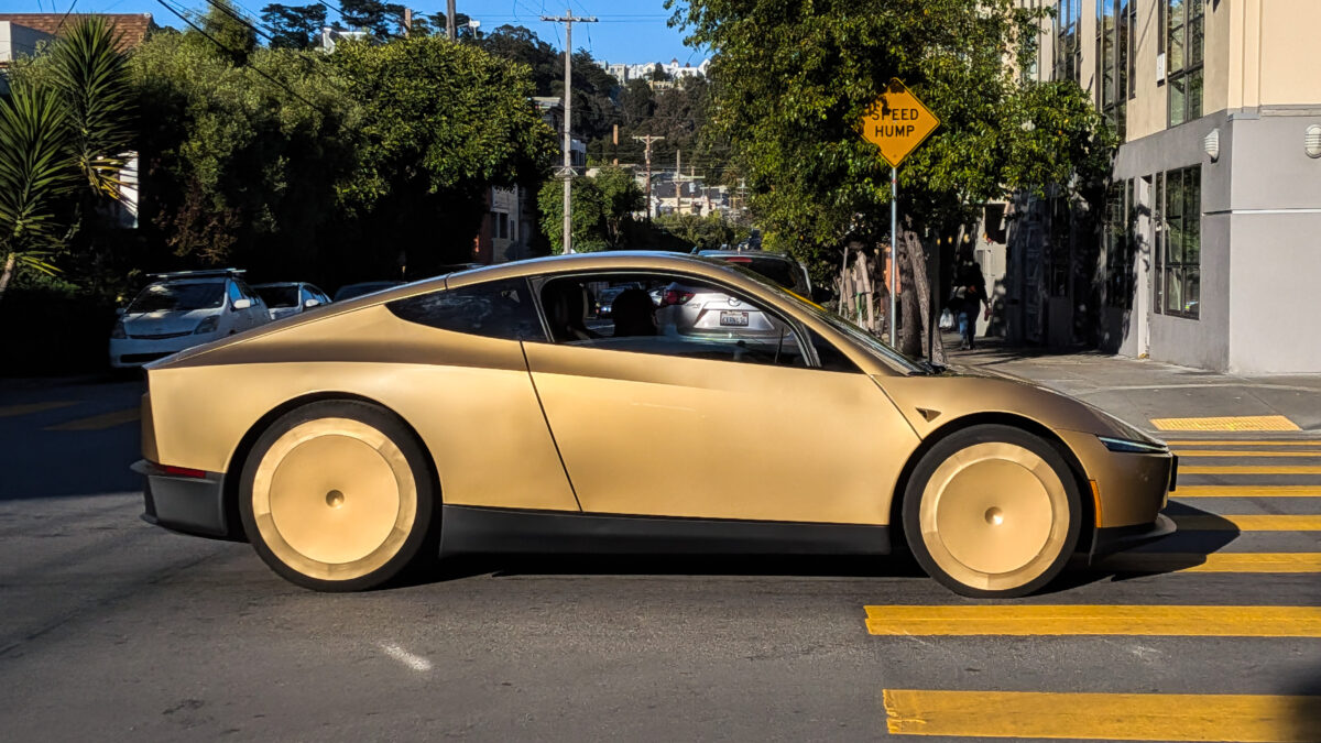 Tesla puso sus Cybercabs en Austin y se autocertificó como cumplidor de la ley — la NHTSA reaccionó en horas