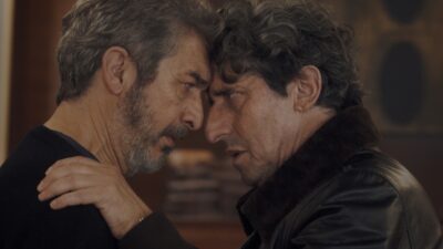 Ricardo Darín and Diego Peretti forehead to forehead in the Netflix film Therapy Done Right
