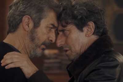 Ricardo Darín and Diego Peretti forehead to forehead in the Netflix film Therapy Done Right