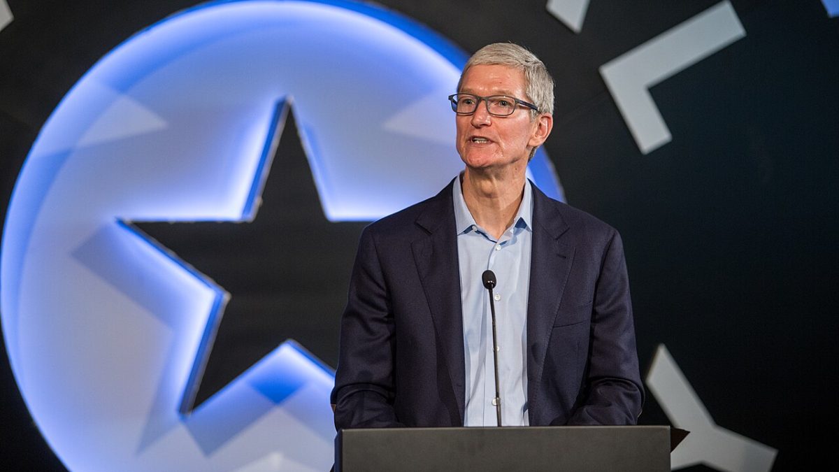 Tim Cook e il segreto di chi guida Apple senza mai sembrare il capo che l’ha inventata