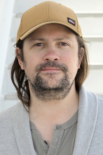 Trevor Fehrman como Elias Grover