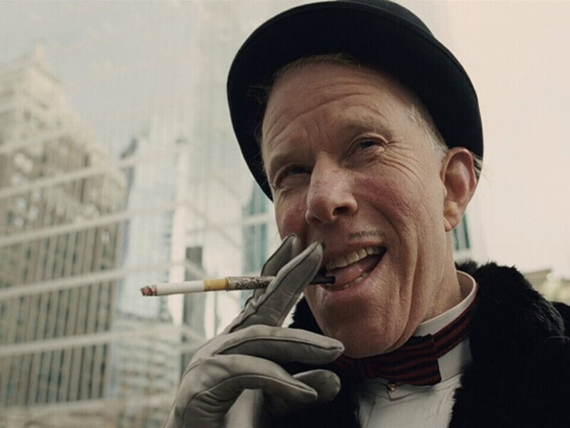 Tom Waits, ilk kariyerini yıkıp hiçbir kategoriyle tanımlanamaz bir şey inşa eden şarkıcı