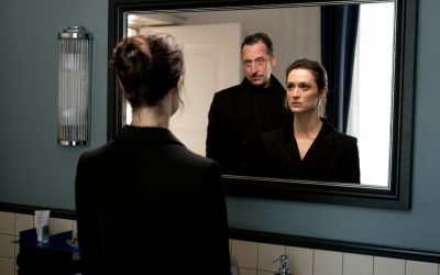 La trampa en Netflix: una novelista recluida tiende una emboscada al presunto asesino de su hermana